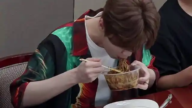 鹿晗干饭实录,吃饭是真的香啊,一碗接着一碗造!