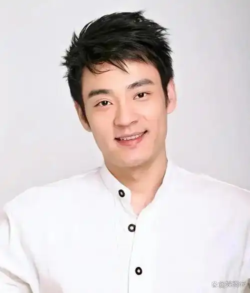 他是靳东同班同学娶过郝蕾爱过王珞丹负了殷桃后娶小10岁的她