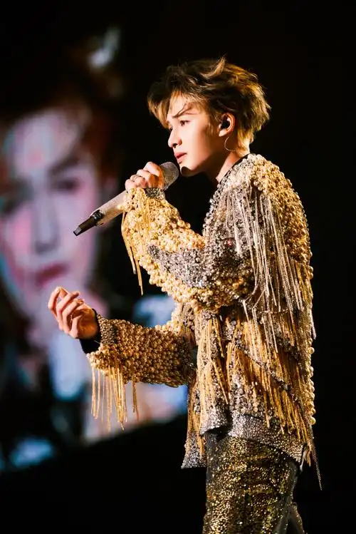 朱正廷超话·#乐华家族演唱会#舞台现场90@theo-朱正廷全新机械舞台