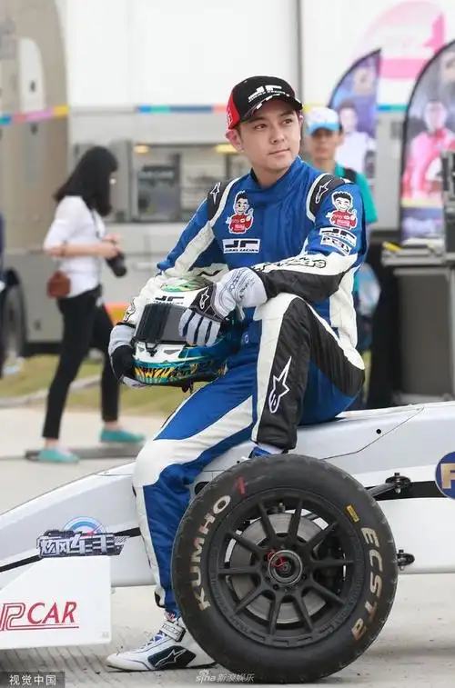 组图林志颖遇车祸受伤送医热爱开车昔日赛车照曝光