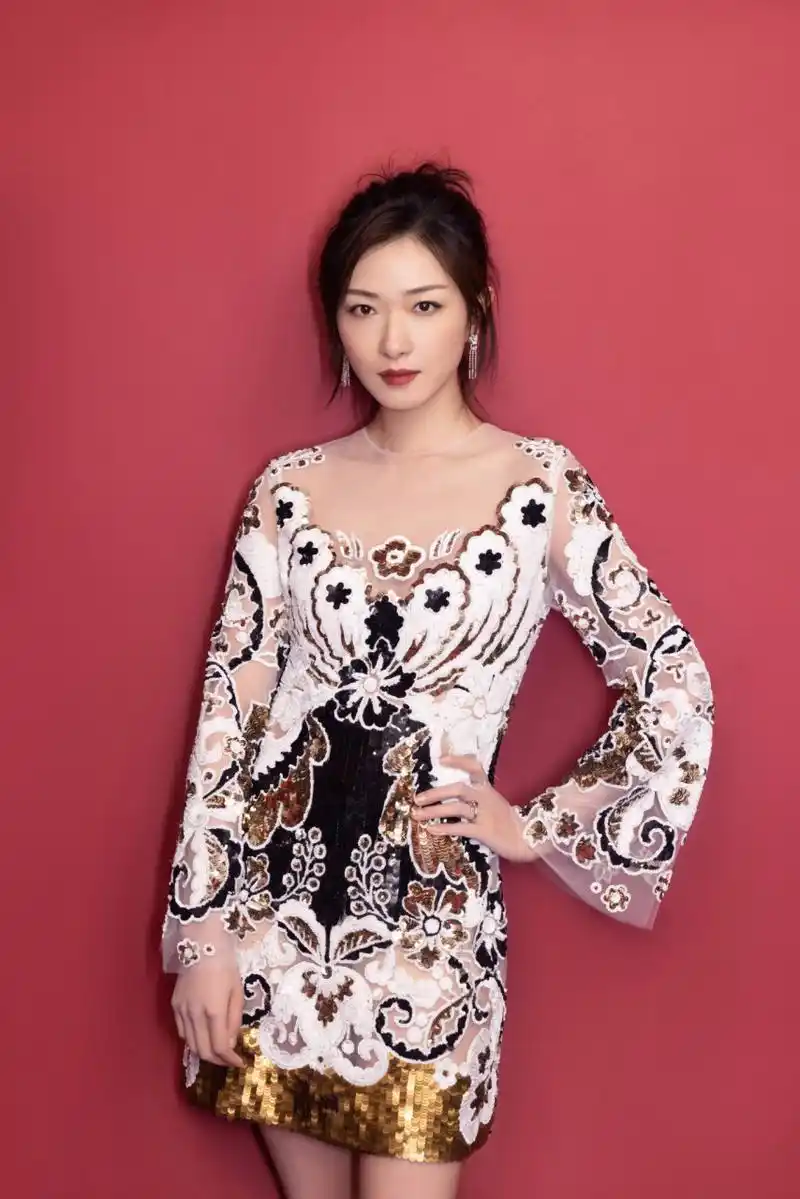 万茜时尚写真惊艳亮相,优雅迷人,展现别样魅力,彰显不凡品味!