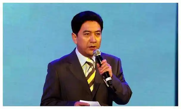 央视主持水均益现身加拿大,与美女微笑合影,引发移民传闻?