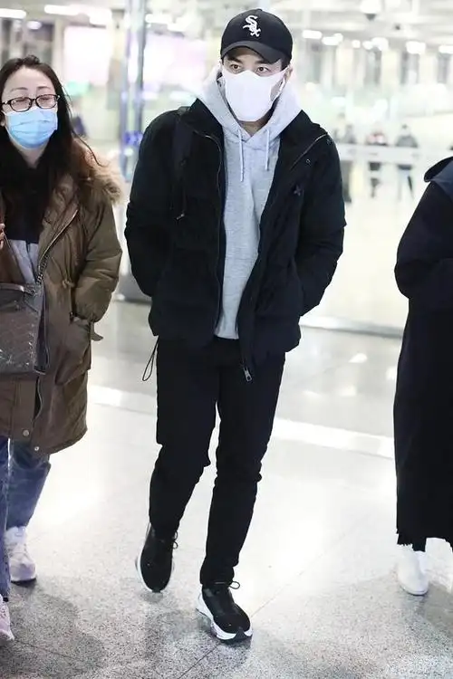 组图:刘恺威穿卫衣搭配休闲裤造型低调 双手插兜戴棒球帽扮酷