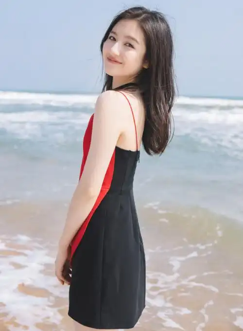 她是章子怡最看好的女星,20岁只穿一件吊带出门,这身姿太绝!