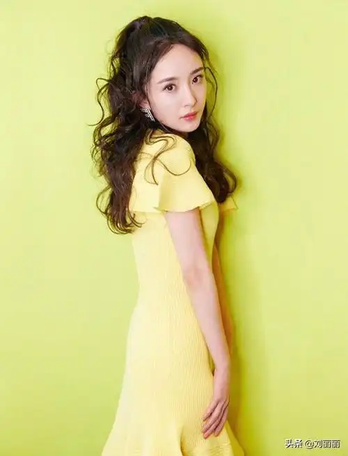杨幂的新款大波浪发型时尚又性感一下把我迷倒了