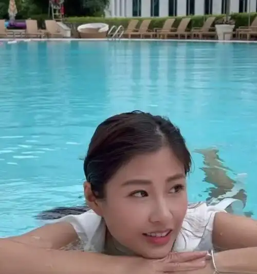 洪天明和老婆周家蔚开心度假享受二人世界夫妻俩拍多张恩爱合影