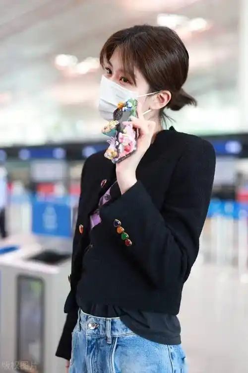 街拍:乔欣短外套 牛仔裤时髦街头_maison_laurent_saint