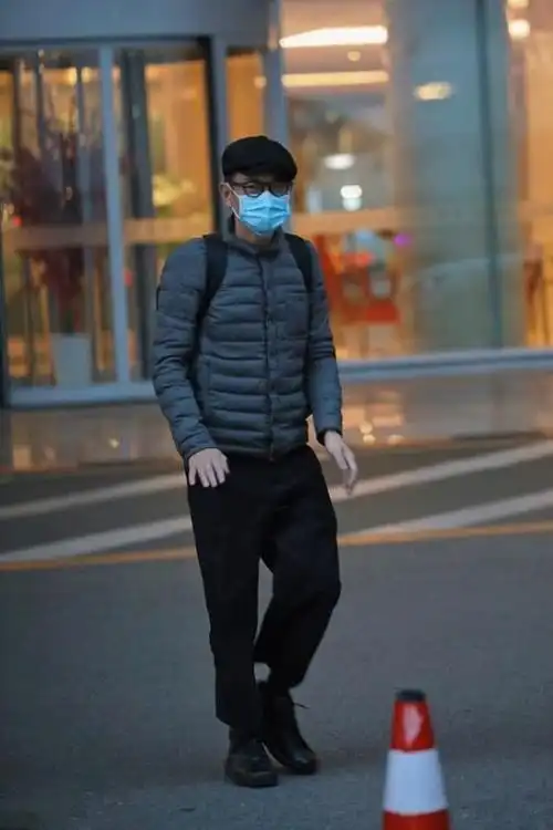 刘德华换上黑色皮衣梳一个背头出席活动造型上相当有范