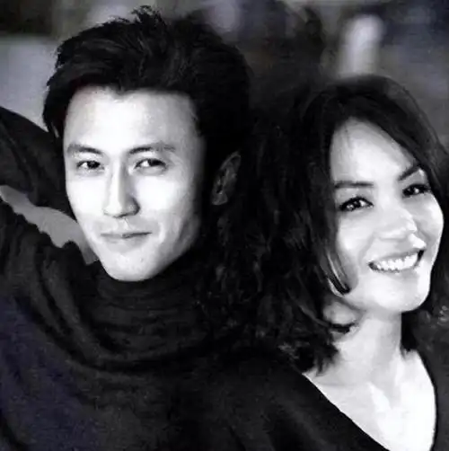 王菲与谢霆锋年后首秀恩爱一套完美穿搭不到万元天后罕见撒娇