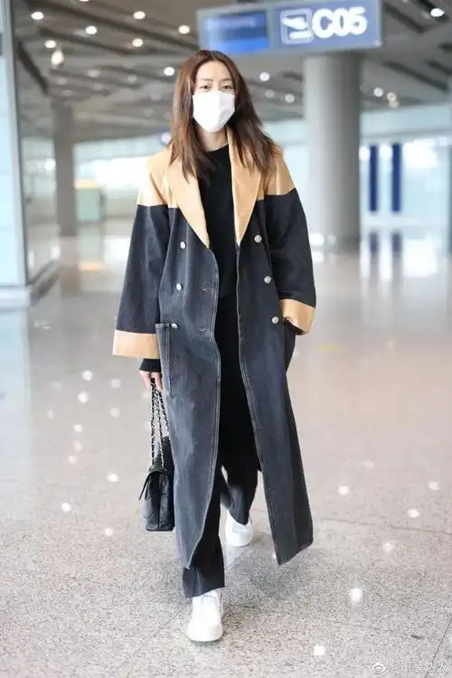 明星穿巴宝莉风衣街拍