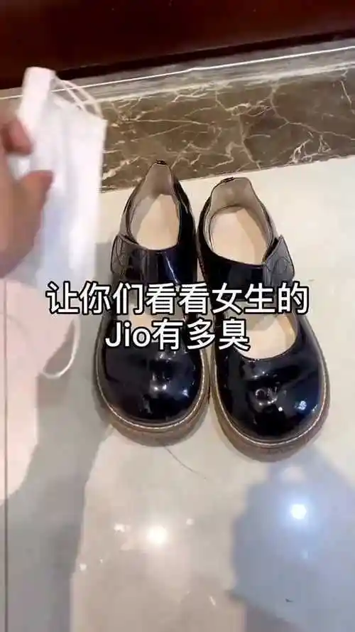 女生的鞋到底有多臭?看到这一幕,原谅我忍不住!