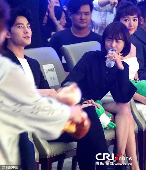 郑爽和杨洋热聊不断频偷瞄变"花痴"