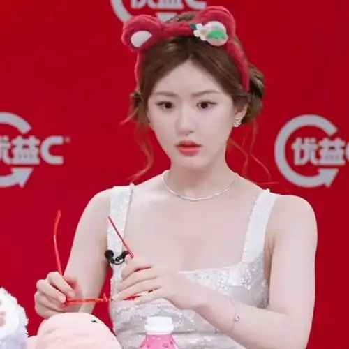 赵露思丸子头白色吊带##赵露思抱着星黛露