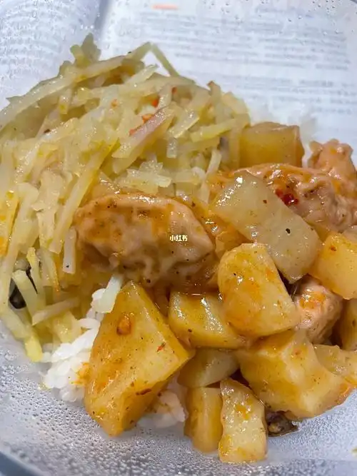 酸豆角排骨面里只有酸豆角,排骨一丢丢都没有红烧牛肉里面至少也有