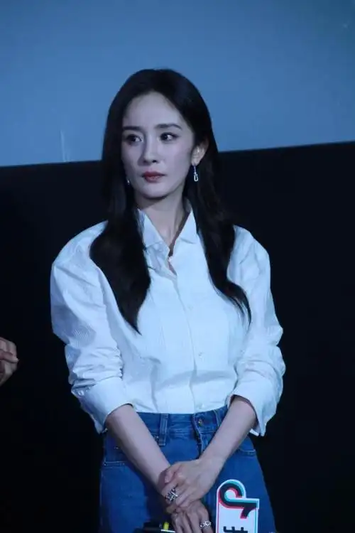 杨幂穿"露奶裙"被公开羞辱:她的胸,到底碍了谁的眼?