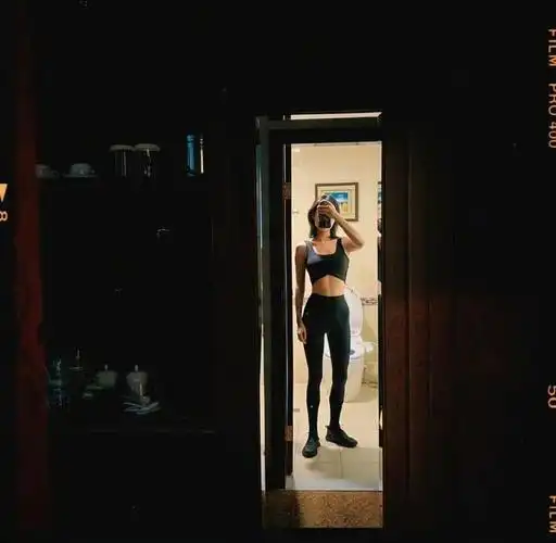 倪妮久违晒露脸照穿运动装秀长腿马甲线