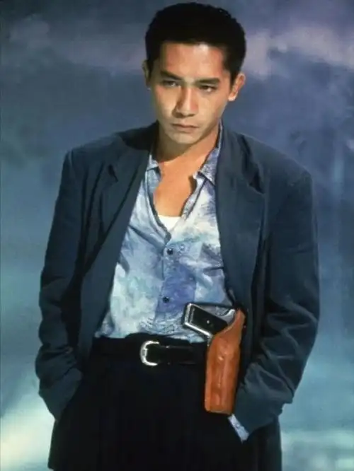 梁朝伟身着牛仔拼接上衣,内搭白t,影帝的经典叠穿法还是一如既往地帅