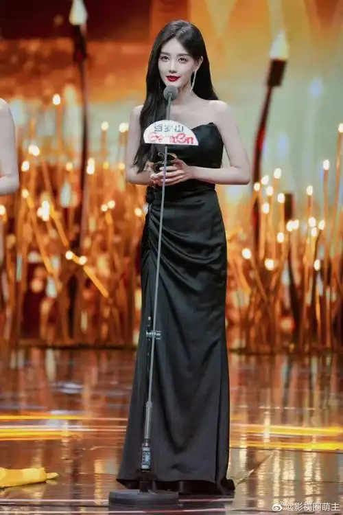 已经开始期待李一桐的红毯造型啦