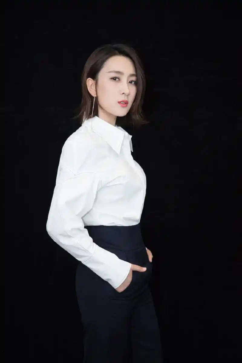 马苏真保守,白衬衫黑裤子包裹严实,美回18岁的样子超清纯