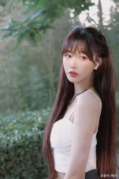 孔雪儿穿着白色吊带秀小蛮腰!曼妙身材太性感美艳