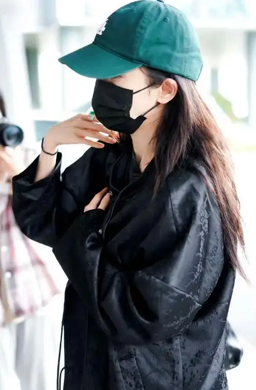 独家揭秘杨幂惊艳机场穿搭引爆全网热议