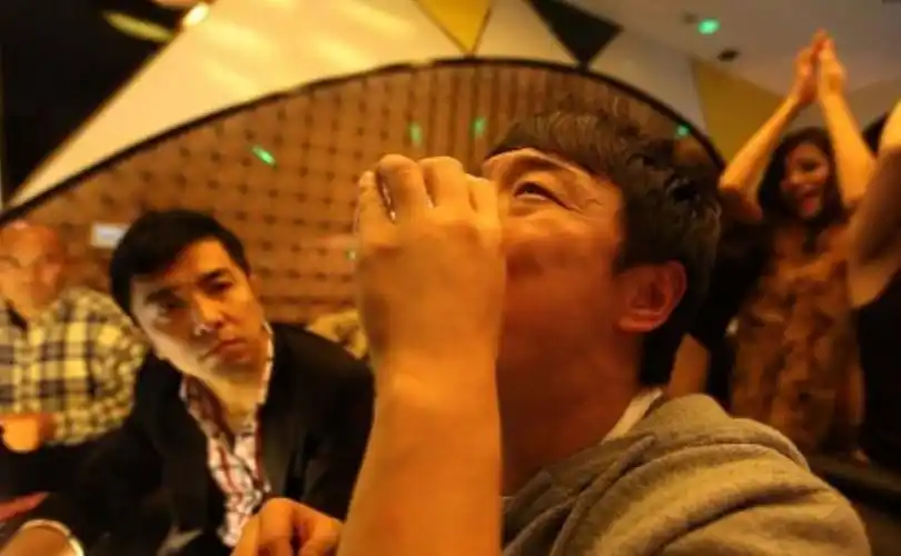 娱乐圈中那些爱喝酒的明星,于谦人尽皆知,黄渤酒量却深藏不漏!