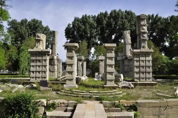 走进圆明园的西洋楼遗址