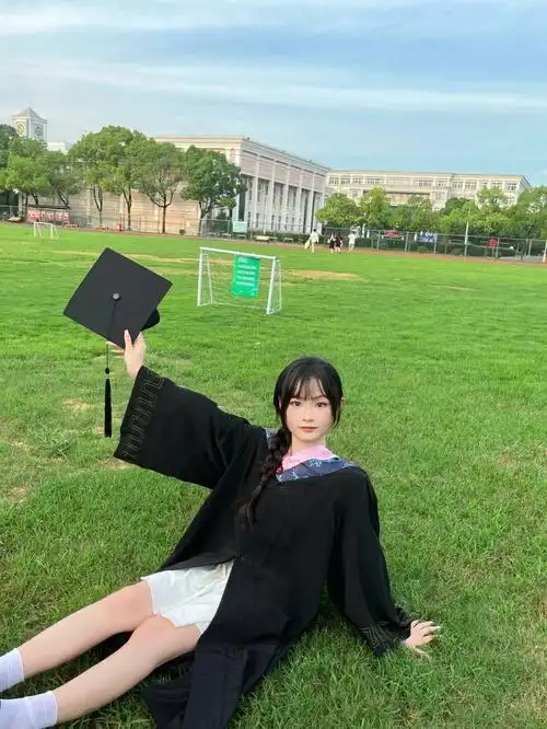 毕业啦学士服里不穿衬衫更好看哦