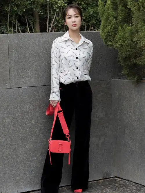 杨紫太会穿了吧尝试睡衣式衬衫的新穿法潮范儿十足