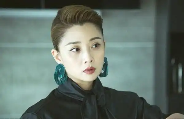 看了正青春才发现殷桃的穿搭和夸张耳饰是职场女主的利器