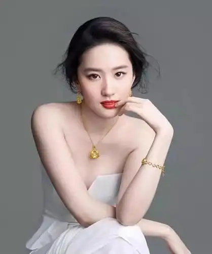 李小冉皮肤太白引关注,娱乐圈还有哪些女星以白取胜?