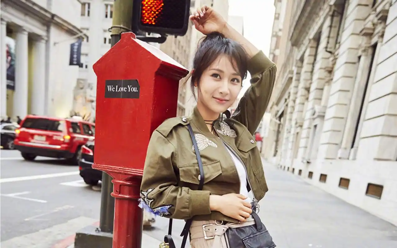 杨紫休闲时尚街拍图片桌面壁纸