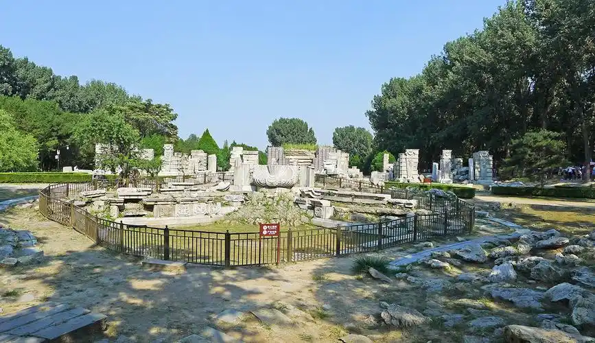 p>圆明园遗址公园位于北京市 a target="_blank" href="/item/海淀区