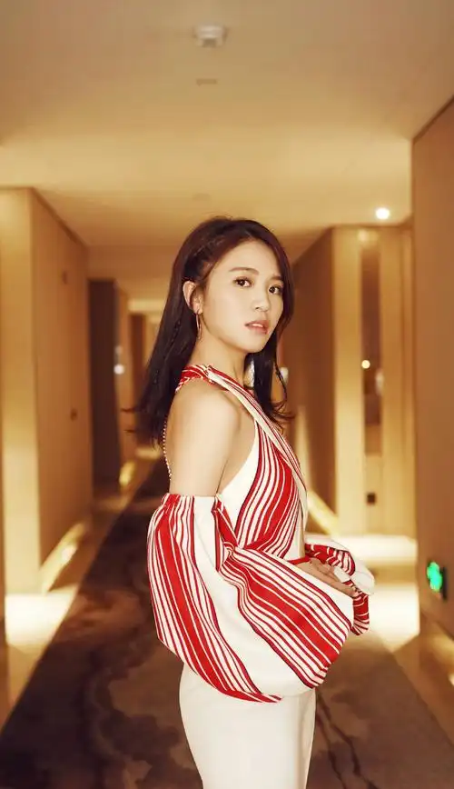 黄英甜美俏皮写真图片