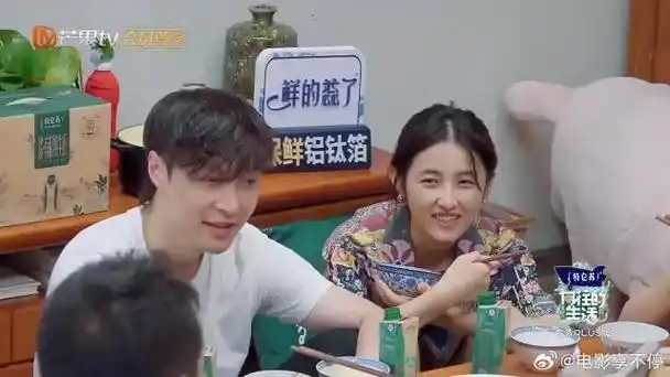 李荣浩吃饭太独特,和张艺兴的聊天内容,张子枫都看不下去