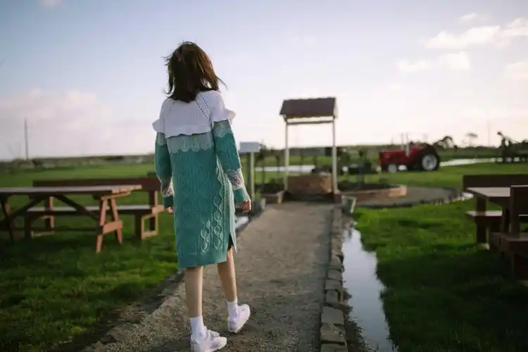 裸妆上阵的陈乔恩,正面看不出年纪,背影更是少女无误.