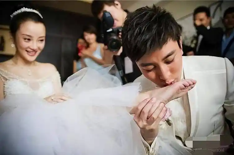 直到2023年李小璐亲吻皮几万的视频被曝光,贾乃亮才不得不接受现实