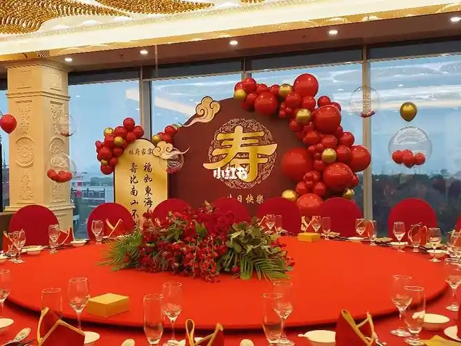 氛围,老人喜欢的中国红,寿星到场各种自拍#气球布置 #花艺 #寿宴布置