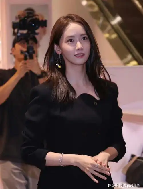 林允儿西装短裙飒爽干练 清冷松弛演绎都市女精英