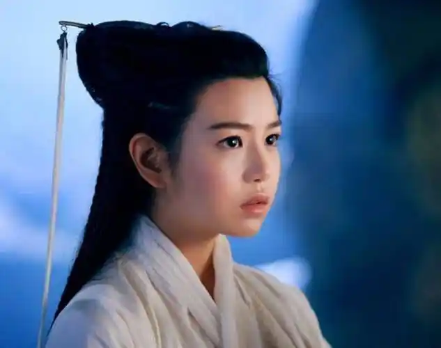 但当时的争议也很大,尤其是小龙女,除了被人说是包子脸,发型也被吐槽