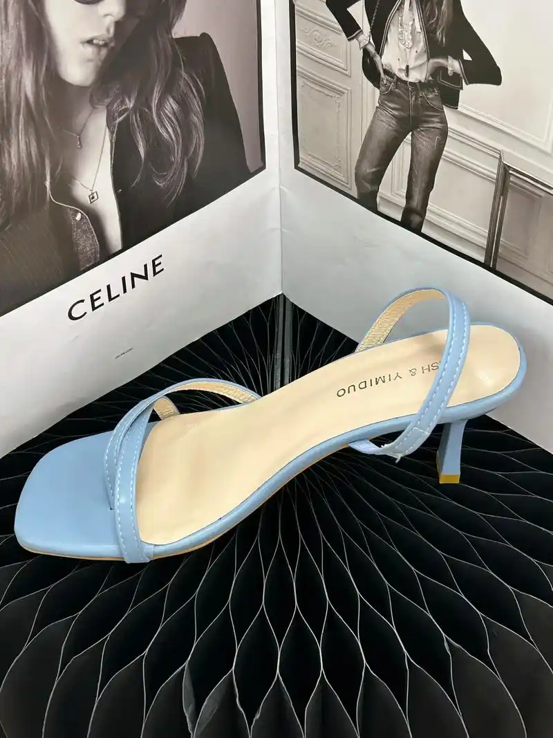 夏季清爽百搭,浅蓝色凉拖~.是心动的浅蓝色,真皮材质脚感舒适 - 抖音