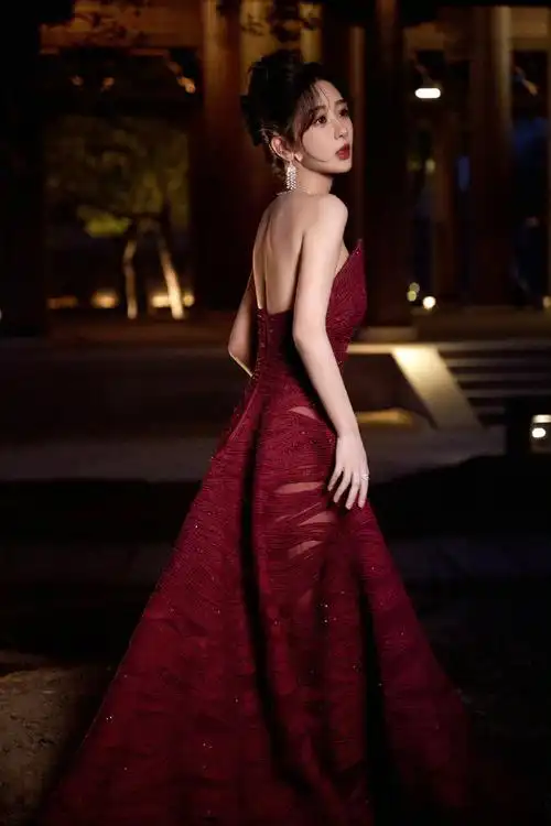 智族gqmoty年度人物盛典##gq红毯##杨紫酒红色抹胸裙
