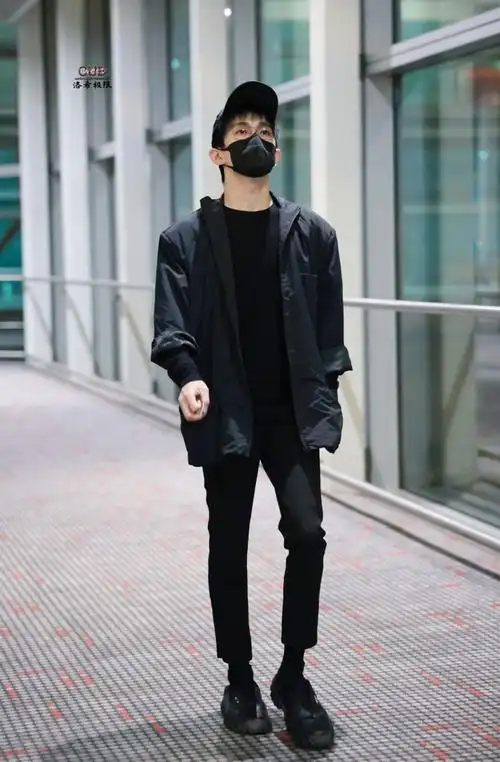 易烊千玺二三逢时戢鳞风起##易烊千玺北京机场出发