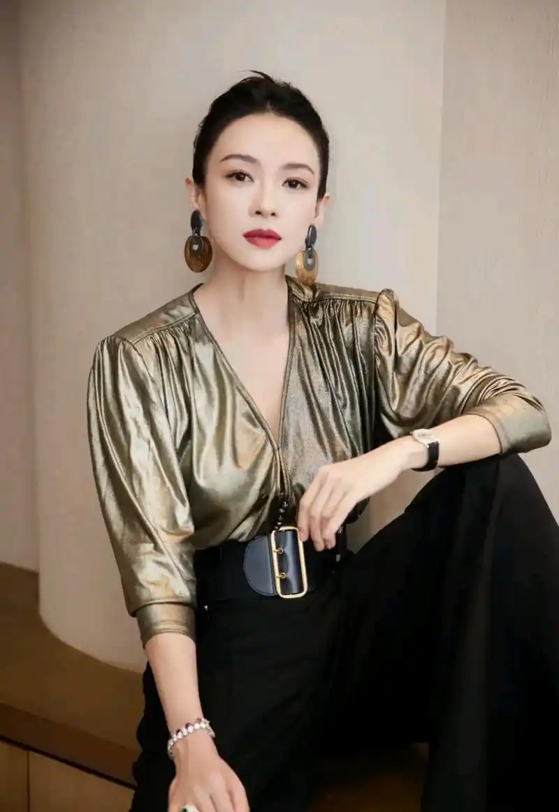 章子怡亮相北京国际电影节,鎏金v领上衣搭阔腿裤,飒爽又优雅!