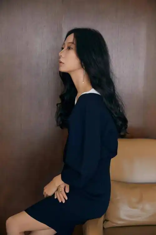 王珞丹加盟《最强大脑》,身穿蓝色针织连衣裙,长卷发,温柔又优雅!