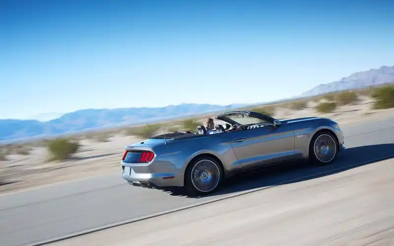 福特野马gt敞篷车桌面壁纸