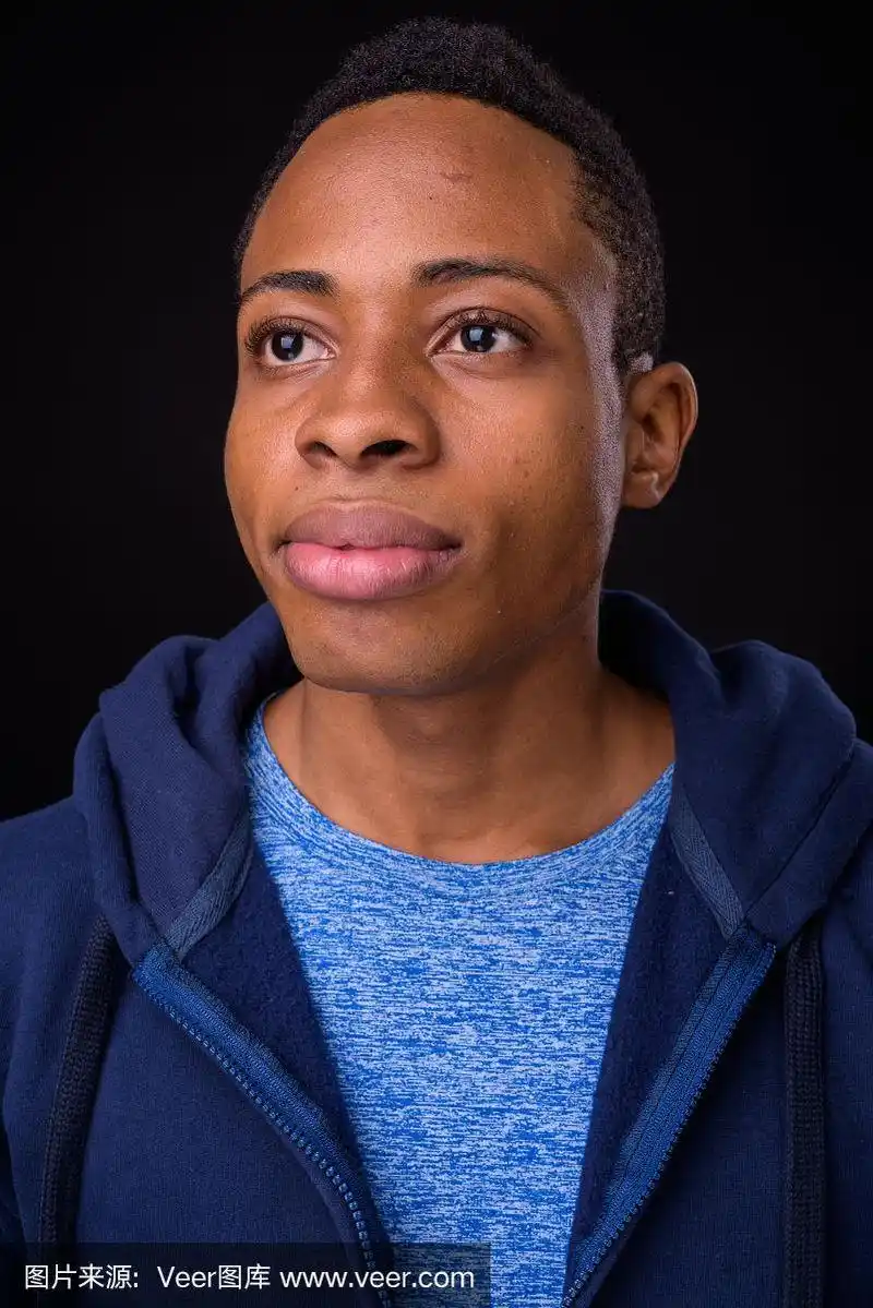 英俊的非洲男人的肖像在黑色的背景