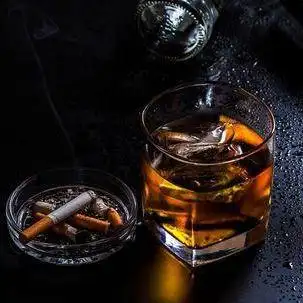 手拿烟和酒的图片伤感_微信头像图片大全