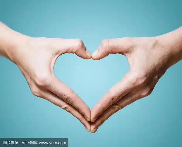 两只手呈心形.