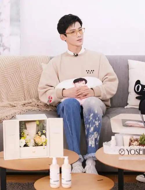 白敬亭蓝色毛衣白袜